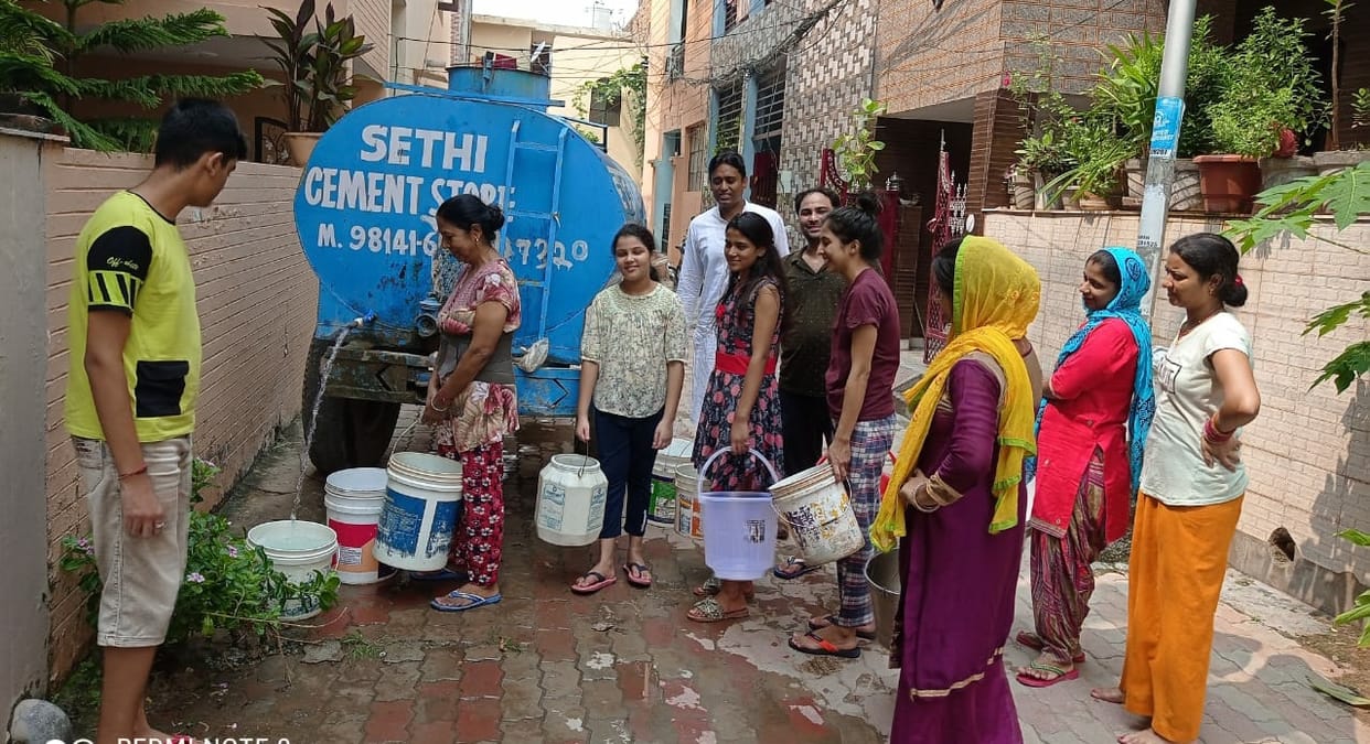 Tubewell bad, outcry for water, people said - the water of the tankers sent by the administration is not fit for drinking