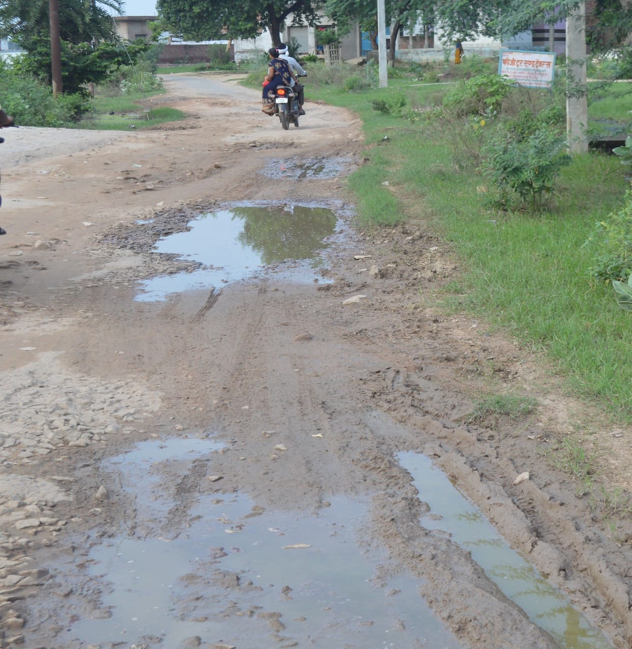 Hathras: Due to rain, the work of pothole-free roads will be delayed