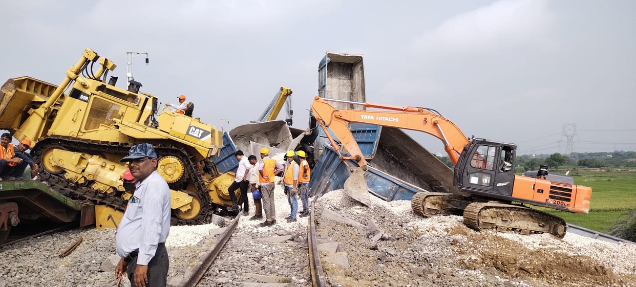 etawah news,Freight Corridor Goods Train Accident: Workers engaged in restoring track