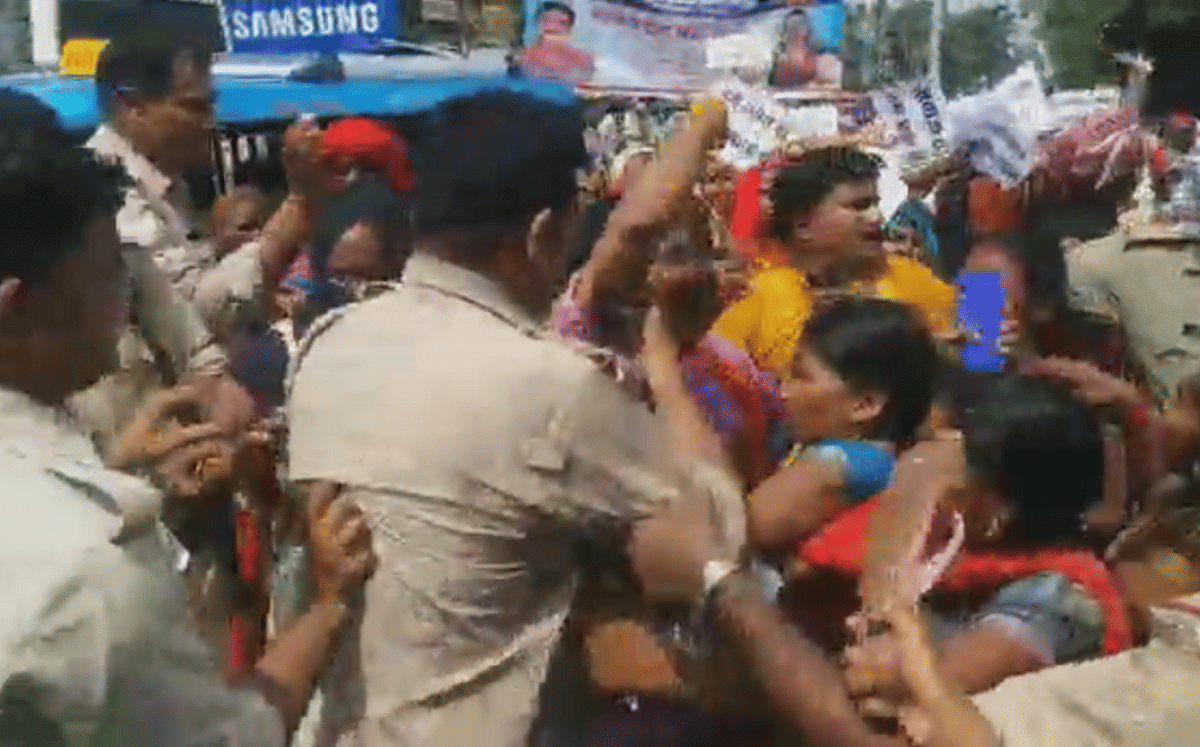 villagers taken out julus for demanding arrested of murder accused women clash with police in mau
