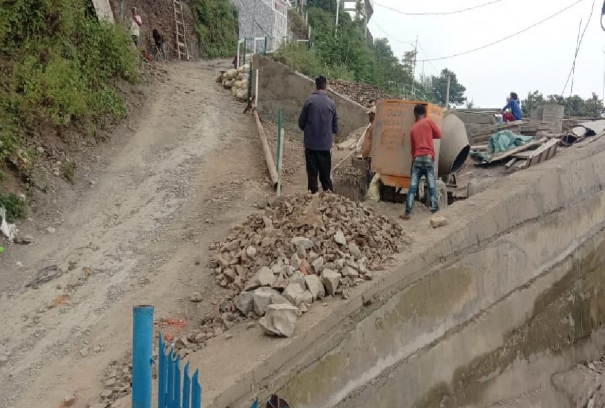 Municipal Corporation Shimla Made such a road with 32 lakh rupees on which the vehical could not ply