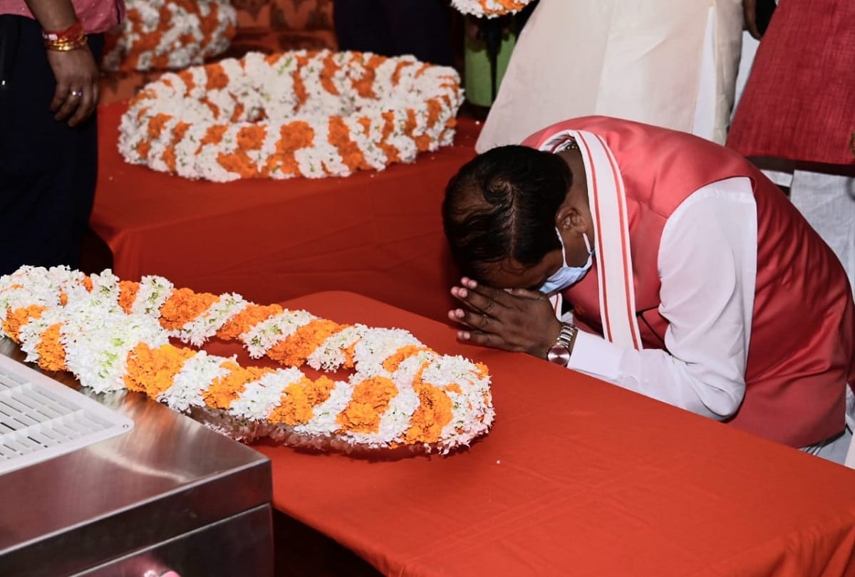 Narendra Giri: Deputy CM Keshav Prasad Maurya and cabinet minister Brijesh Pathak paid tribute to the president of the Akhara Parishad.