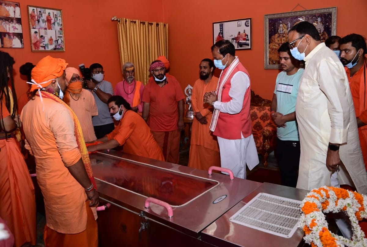 Narendra Giri: Deputy CM Keshav Prasad Maurya and cabinet minister Brijesh Pathak paid tribute to the president of the Akhara Parishad.