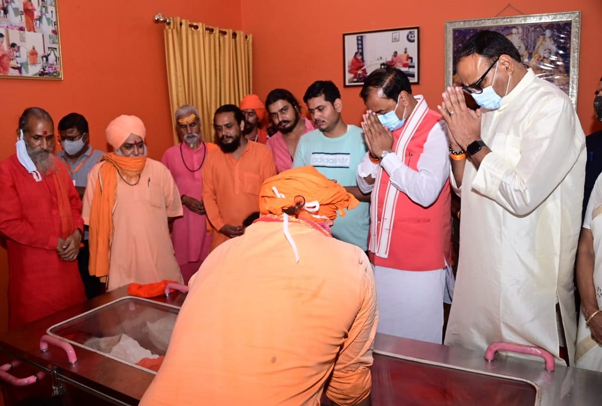 Narendra Giri: Deputy CM Keshav Prasad Maurya and cabinet minister Brijesh Pathak paid tribute to the president of the Akhara Parishad.