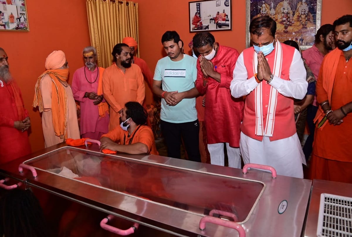 Narendra Giri: Deputy CM Keshav Prasad Maurya and cabinet minister Brijesh Pathak paid tribute to the president of the Akhara Parishad.