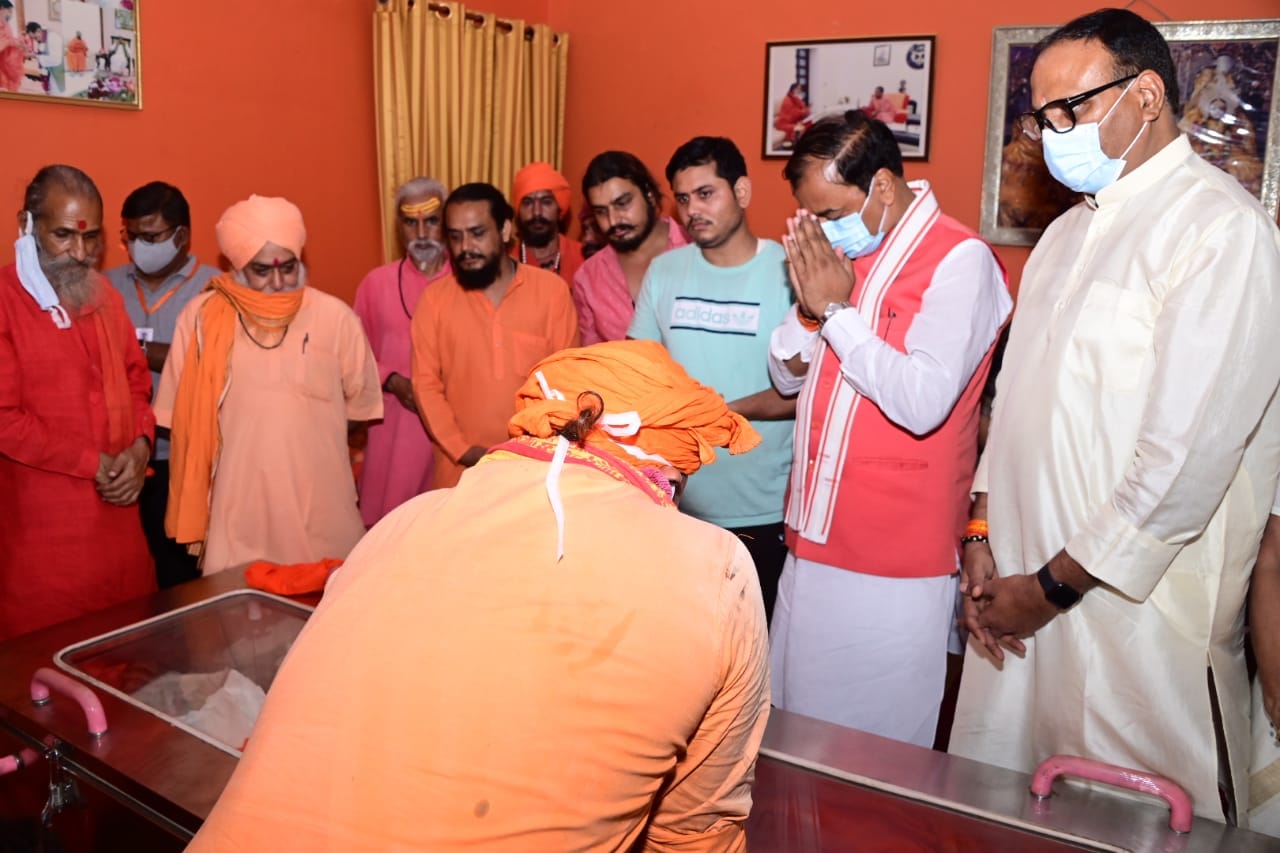 Narendra Giri: Deputy CM Keshav Prasad Maurya and cabinet minister Brijesh Pathak paid tribute to the president of the Akhara Parishad.
