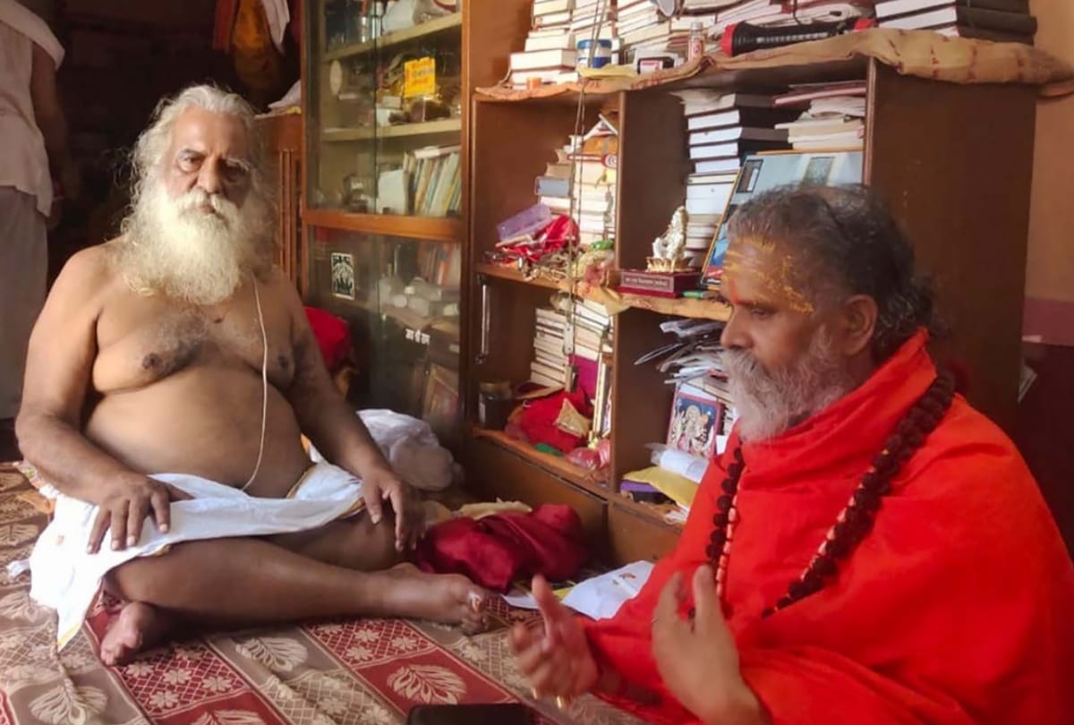 mahant Narendra giri death people suspect niranjani akhada huge property dispute behind saint death earlier two saints also died suspected