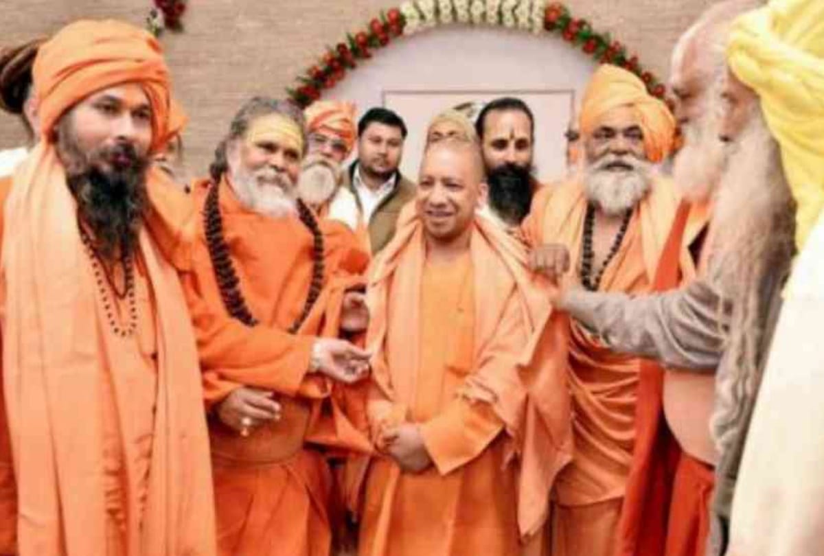 mahant Narendra giri death people suspect niranjani akhada huge property dispute behind saint death earlier two saints also died suspected
