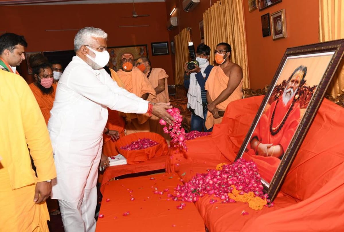 Mahant Narendra Giri Death: 13 Akhara Saints Gives Tribute To Narendra Giri in Prayagraj