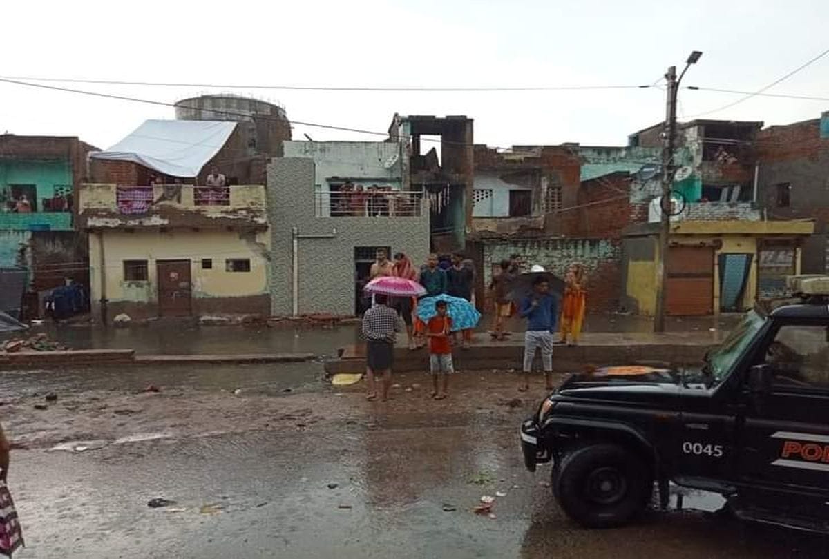 Five Year Old Girl Fall Down In Drain After Rain Agra News