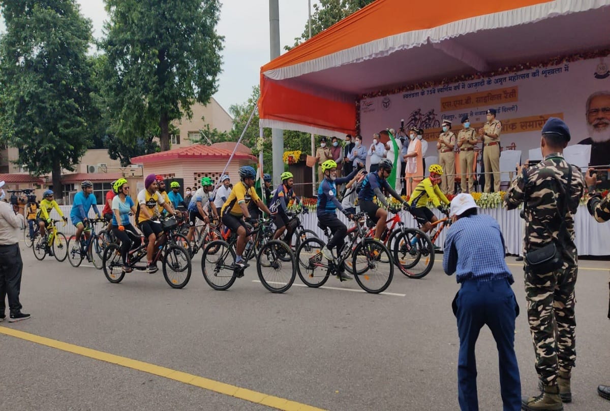 Amrit Mahotsav of Azadi Chief Minister Yogi Adityanath flagged off SSB cycle rally in lucknow