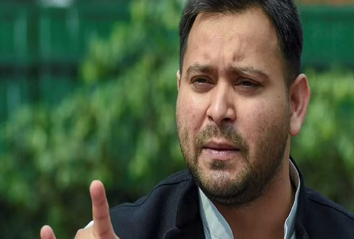 RJD leader Tejashwi Yadav celebrates birthday with parents in Delhi