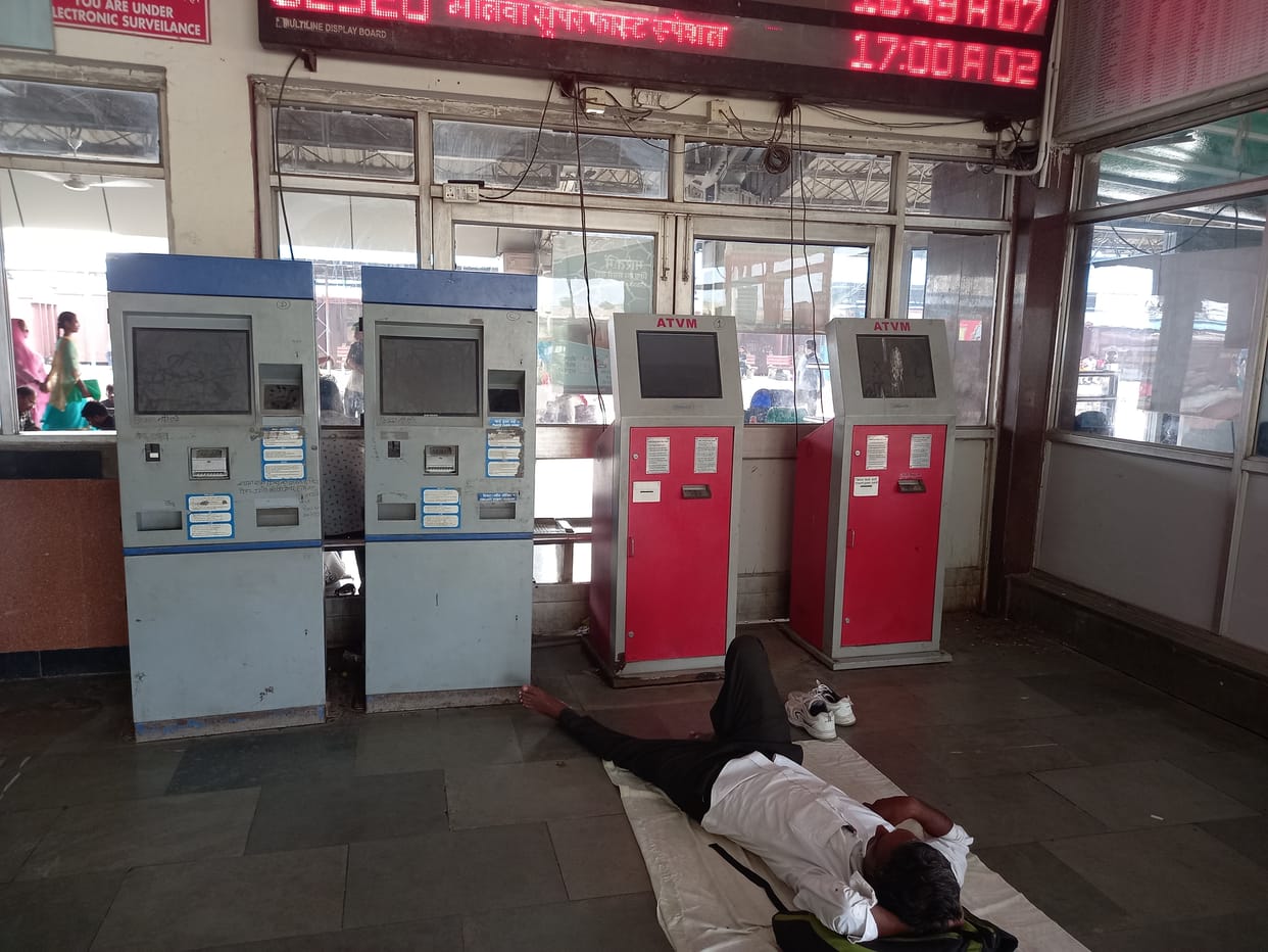 The automatic ticket vending machine installed at the station is throwing dust, the passengers said that the facility will be available soon