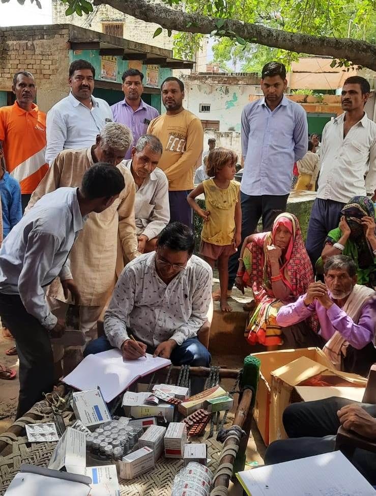 Hathras: Fever victims' cots laid from house to house in Garh Umrao