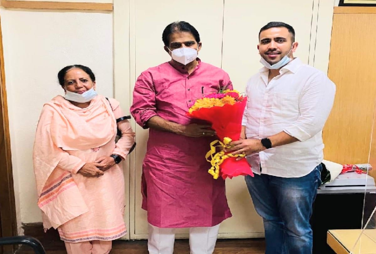 Pratibha and Vikramaditya Singh meet Venugopal, Surjewala in Delhi