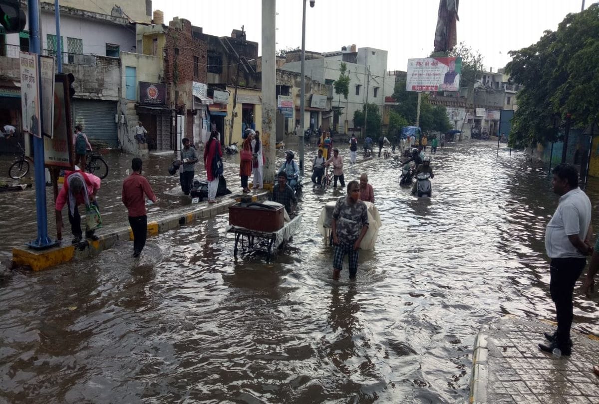 Heavy Rain Fall In Agra Water Logging On The Roads