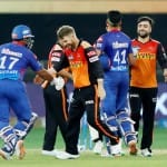 मैच के बाद एकदूसरे से मिलते दिल्ली और हैदराबाद के खिलाड़ी।