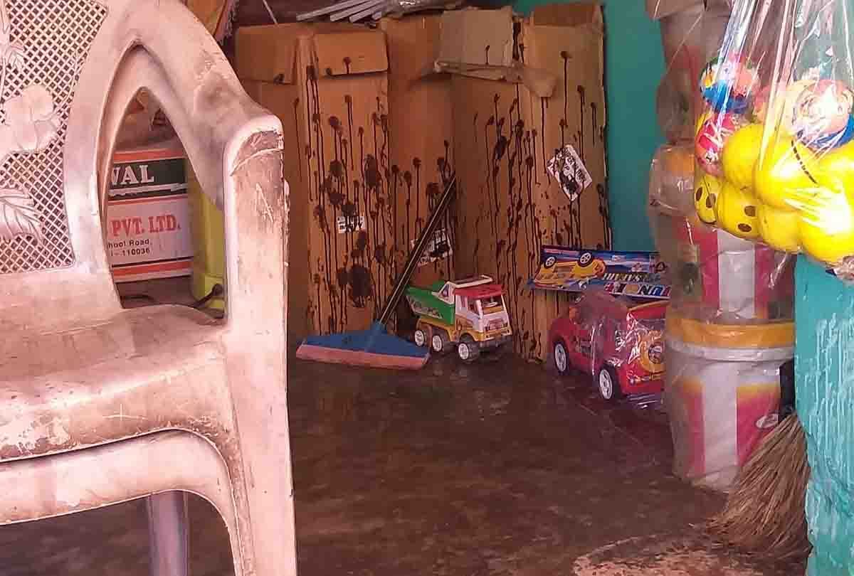 Kanpur Jalaun Crime News: Inflammable substance thrown at girl selling toys, jalaun crime