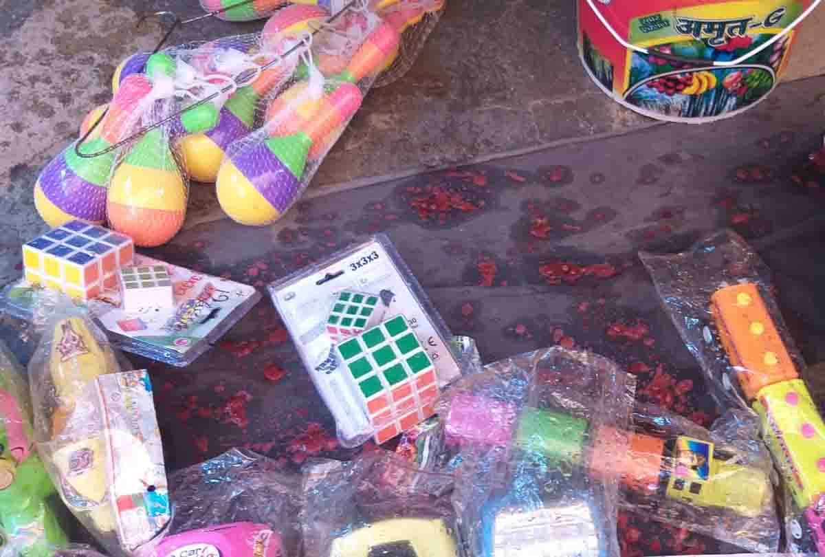 Kanpur Jalaun Crime News: Inflammable substance thrown at girl selling toys, jalaun crime