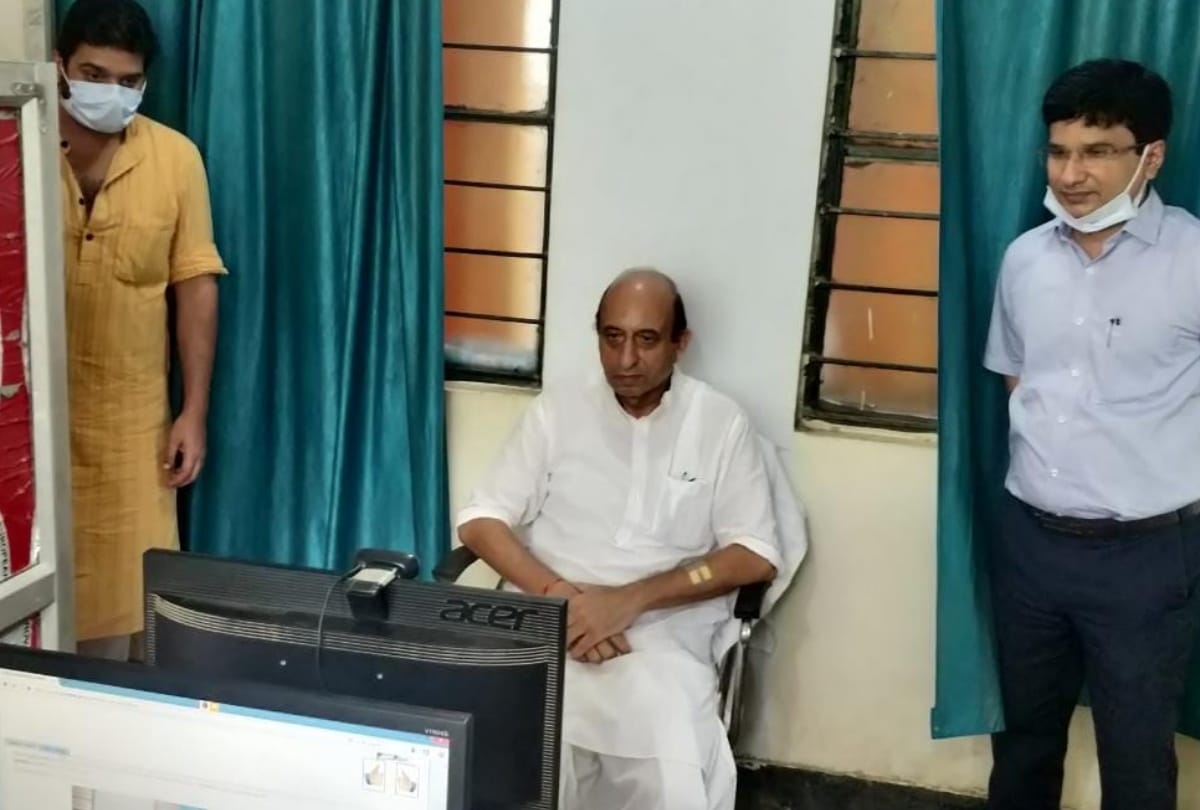 Health Minister reached ARTO office got license renewed