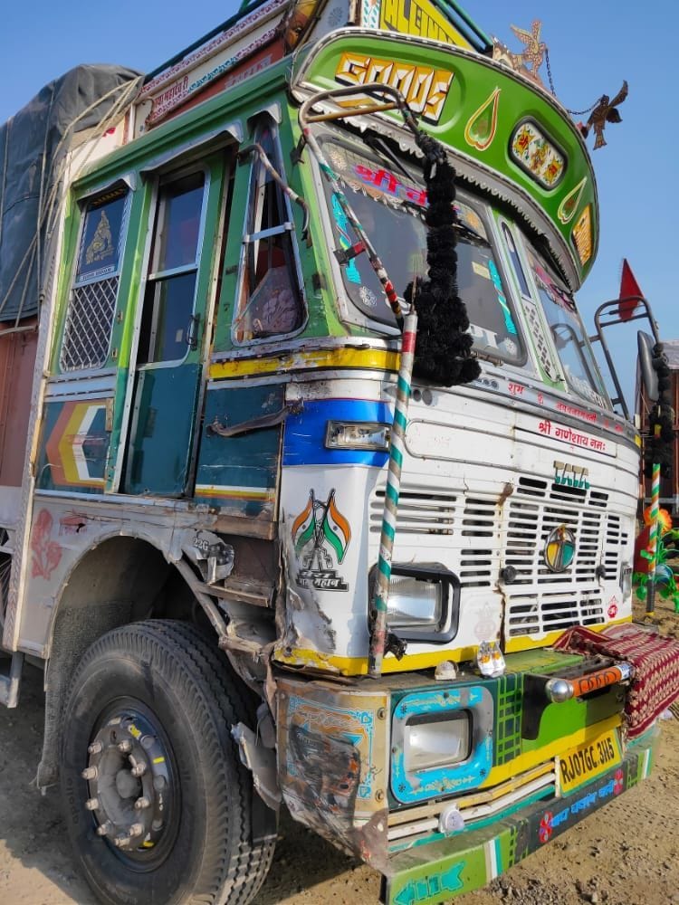 Due to the collision of the trolley, the leg of the cleaner standing in the window of the truck was cut, death due to bleeding