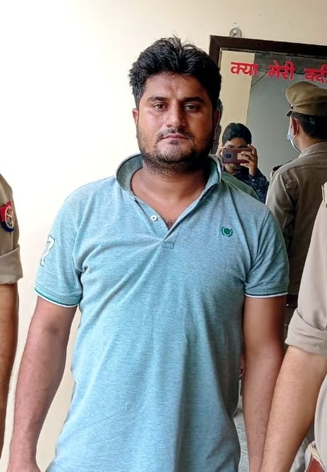 25 thousand prize teacher arrested for pelting stones and beating on TMU bus