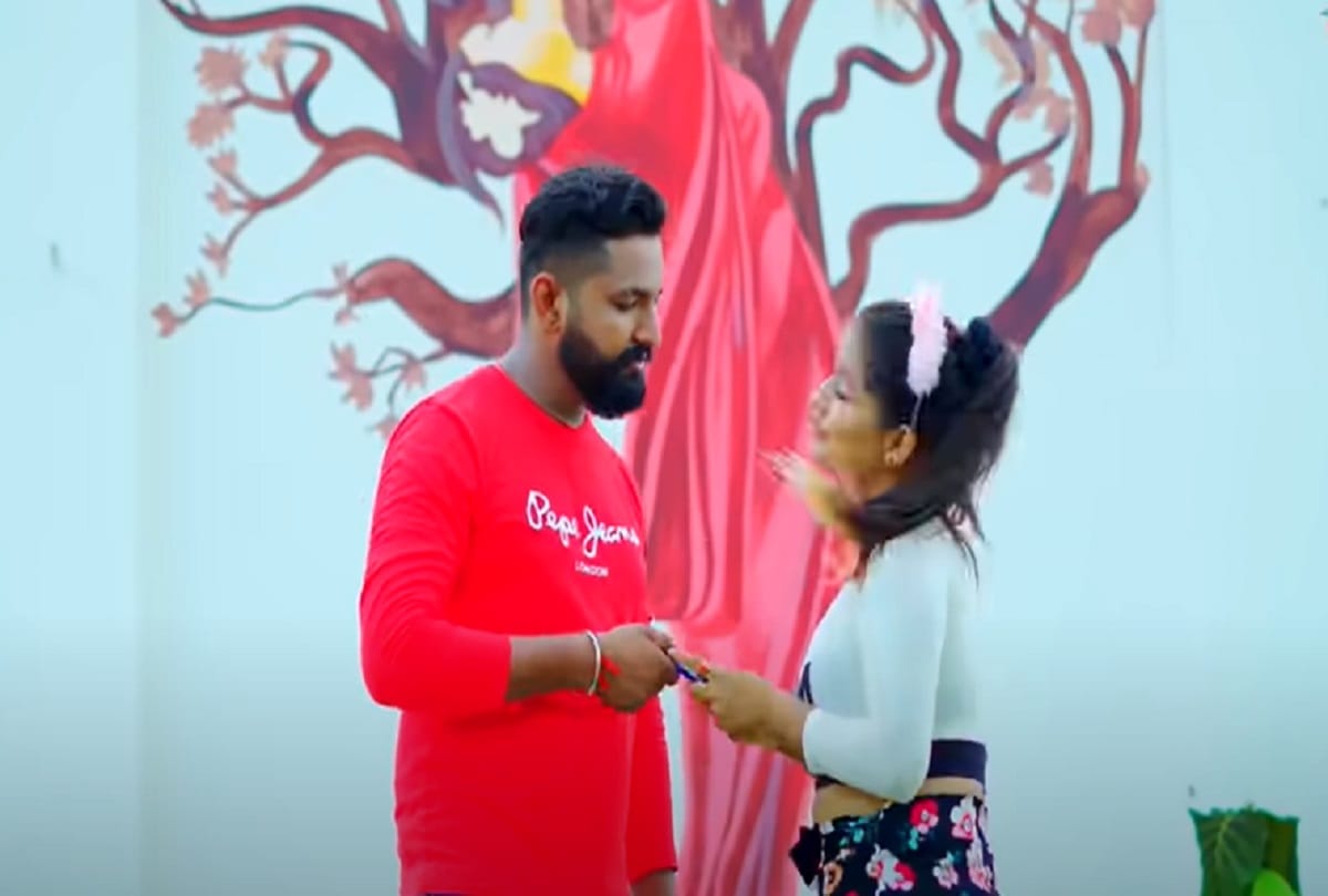 Antra Singh Priyanka  Chumma Deb Aitwar Ke viral