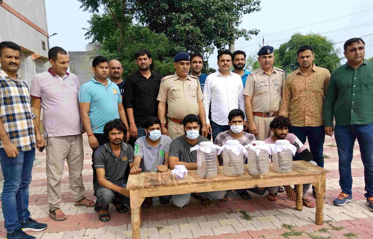 Five miscreants arrested for plotting robbery, robbed car and illegal weapons recovered