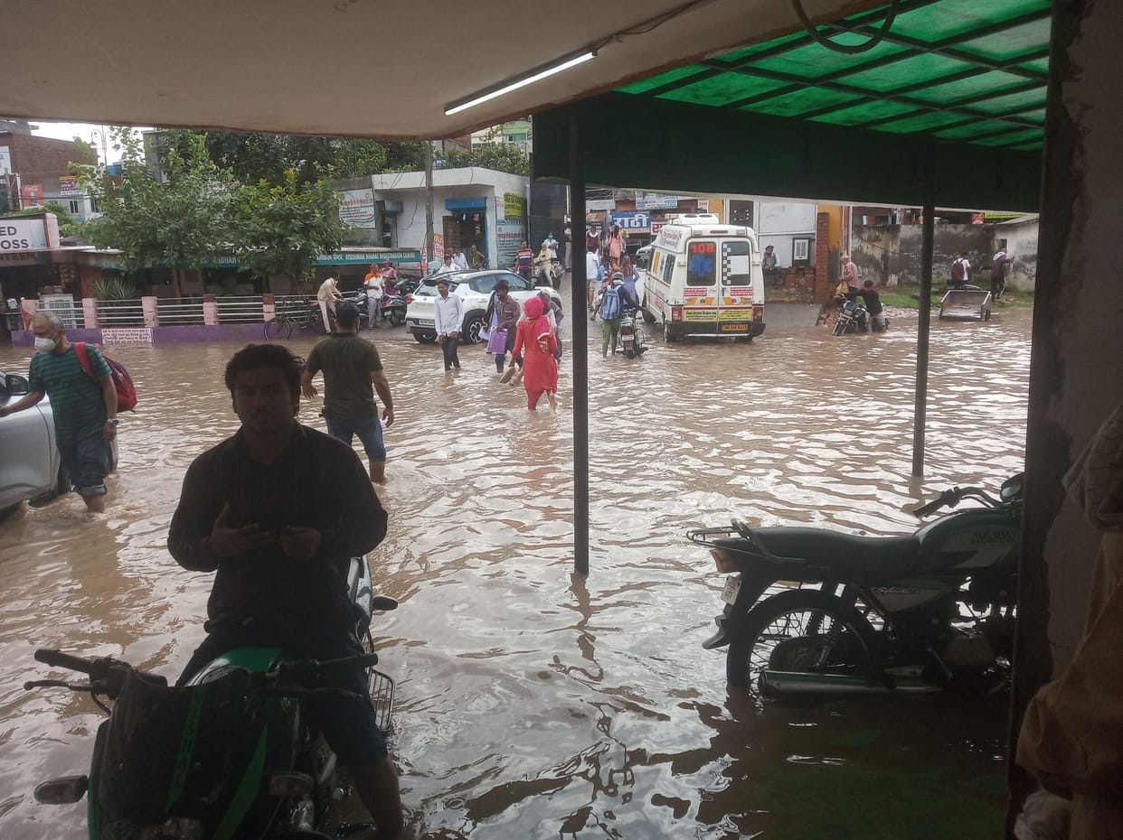 Water filled up to two feet, current came in the labor room, the staff saved lives with caution