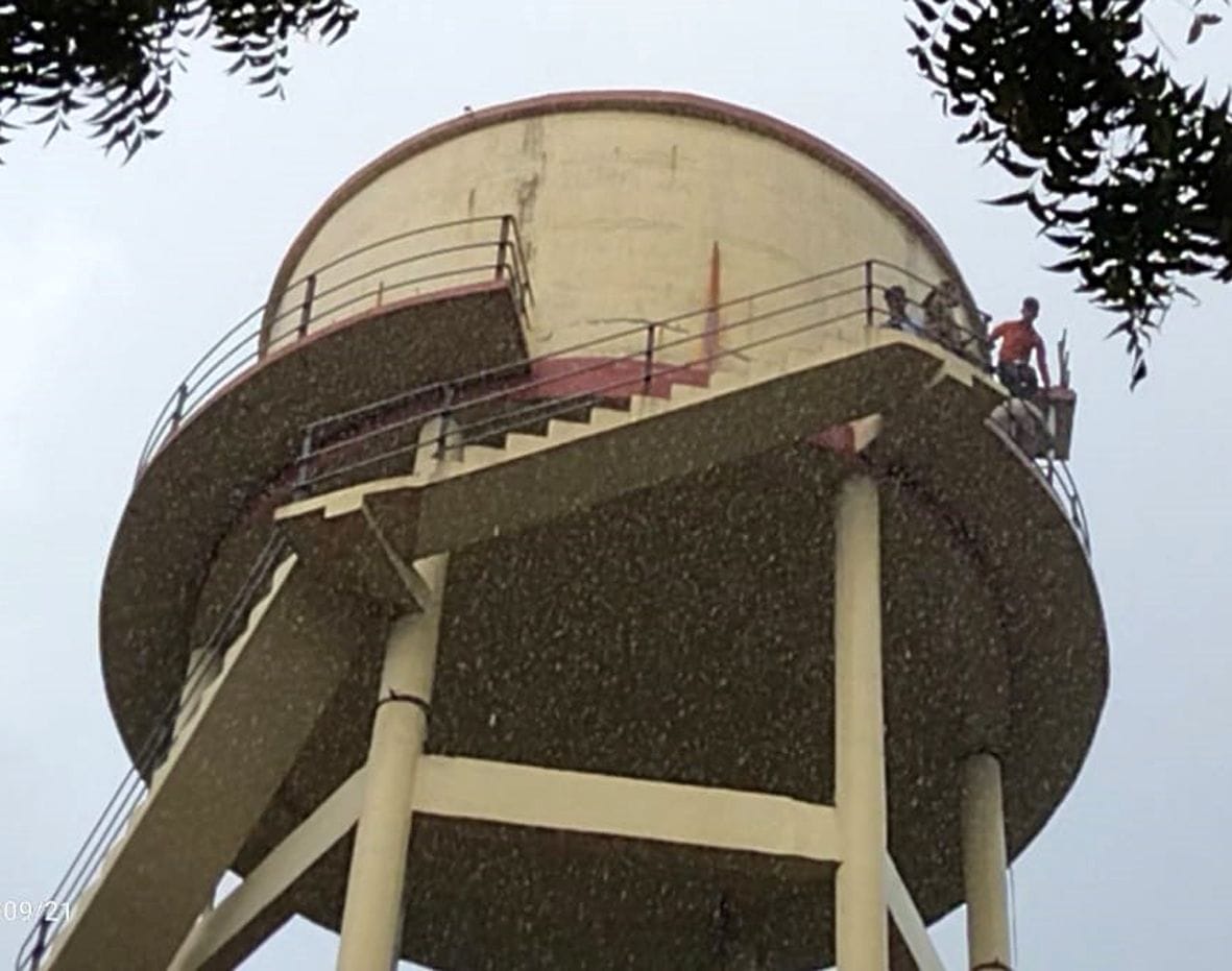 Veeru climbed on the water tank