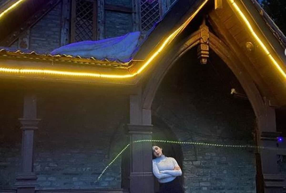 Sara ali khan in kashmir offers namaz visit temple church and gurudwara fans are showering love on photos