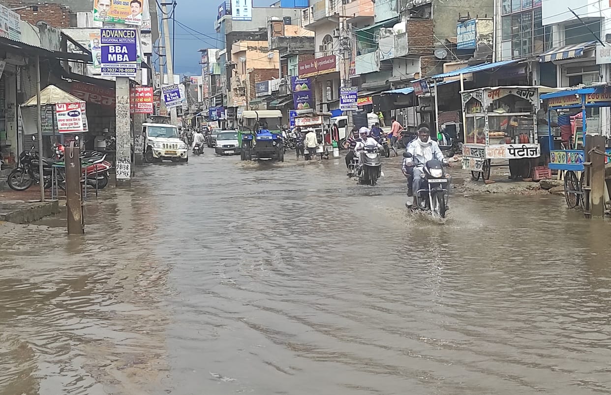 Waterlogging in many places due to rain in the city, people remain upset