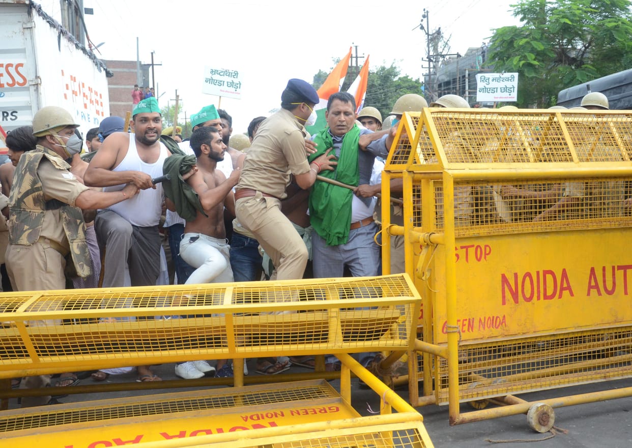 Half-naked farmers reached Udyog Marg breaking barricading