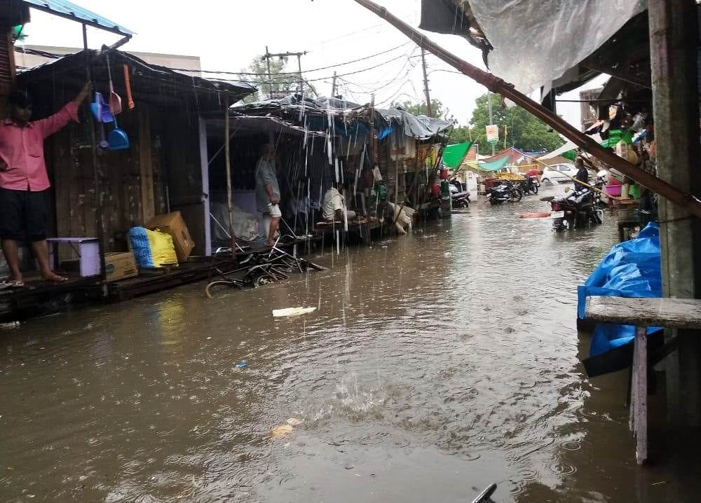 Hathras: Rivers overflowing due to rain, roads submerged