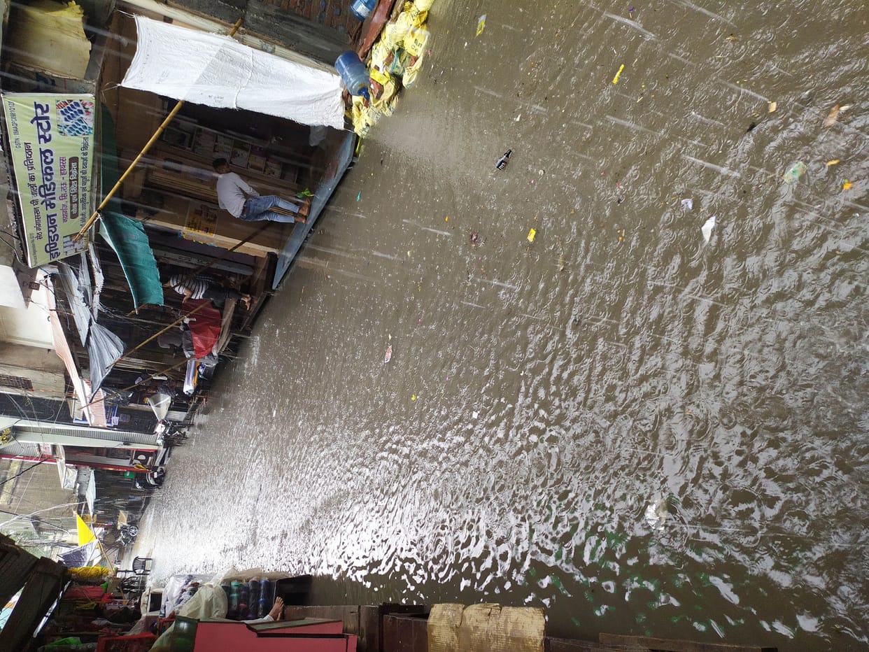 Hathras: One hour of rain caused waterlogging in the city