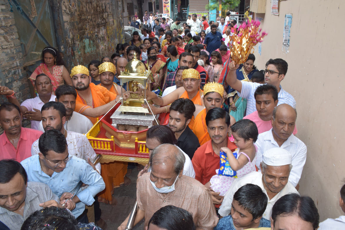 Jain devotees took out Shreeji's Rath Yatra at the end of Dashlakshana festival