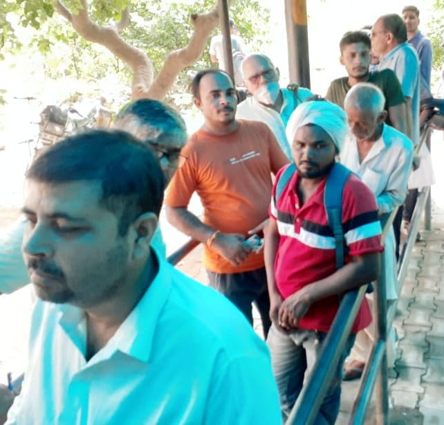 Uproar in the tehsil of the farmers for not getting the furd