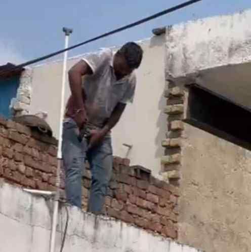 Seeing the police, the crook climbed on the roof, did drama and then shot himself