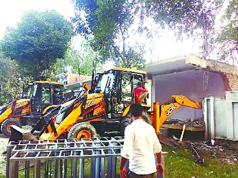 Now JCB on the shops of history-sheeter smack smuggler Usman