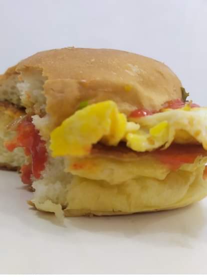 बन टिक्की और ऑमलेट