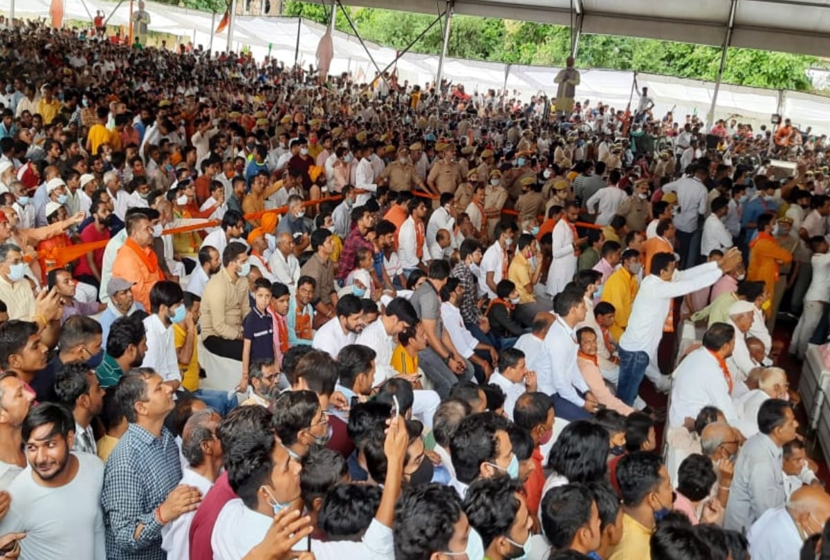 सीएम योगी की रैली पहुंचे लोग (फाइल फोटो)