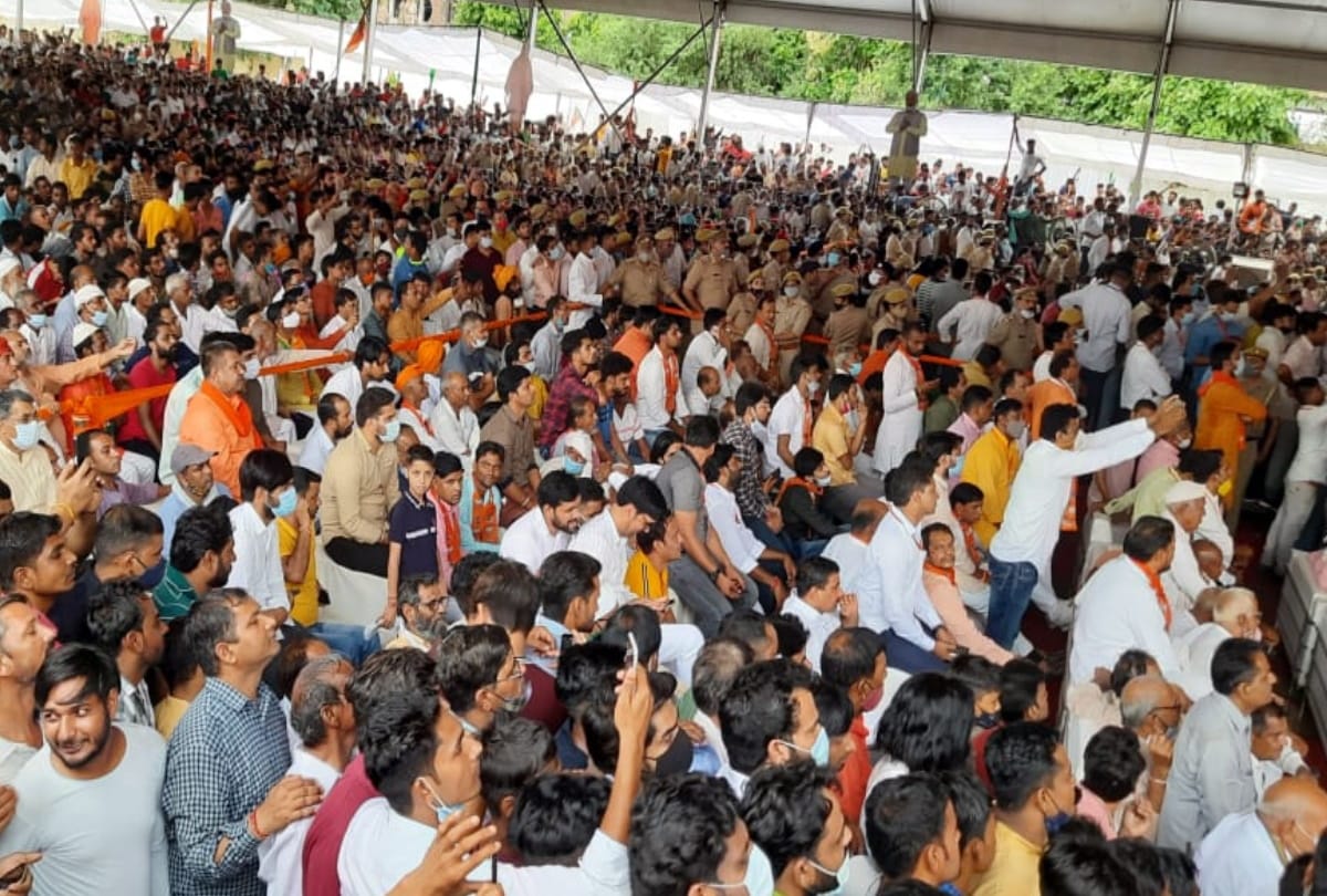 UP CM Yogi Adityanath in Amroha before he reach BJP workers scuffle for sitting on chair also fight with police
