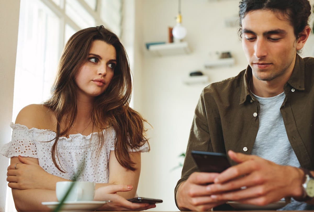 Four reasons for fight between husband and wife due to mobile phone