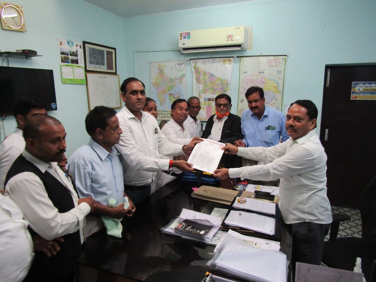 Advocates on strike, memorandum given to DM