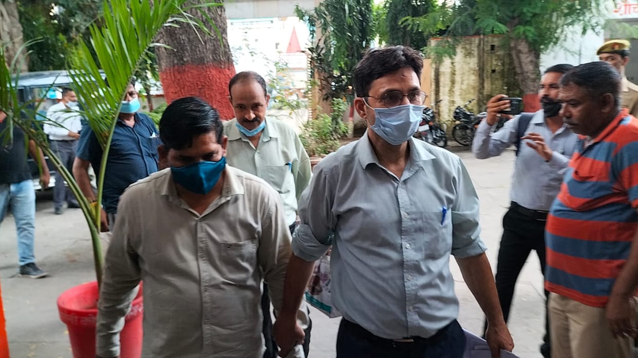 Consolidation accountant caught red handed taking bribe from farmer