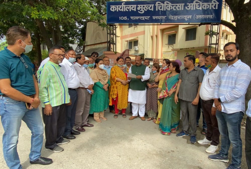 Dehradun News: Mahanagar Congress Committee Gives Memorandum To CMO for poor health services