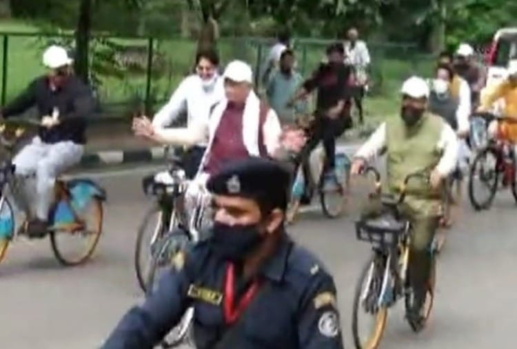 Haryana CM Manohar Lal reached the secretariat by bicycle on world car free day