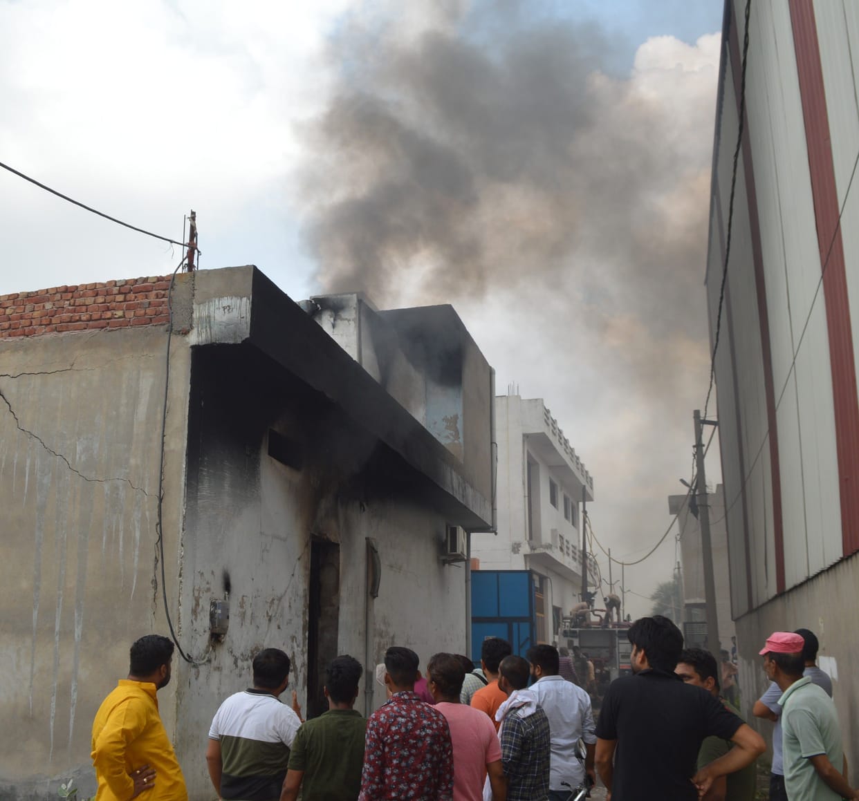 Hathras: Factory fire caused by beedi, loss of lakhs