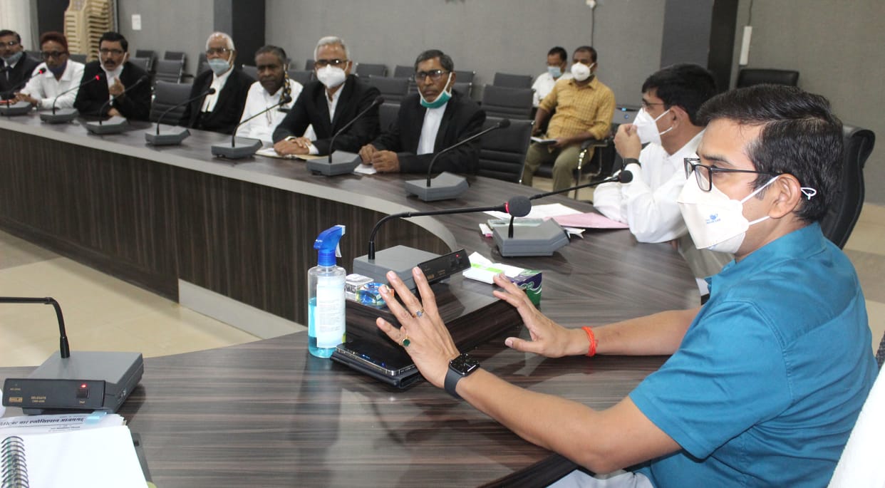 Listen and solve the problems of advocates - District Magistrate