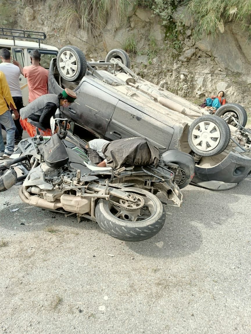 car and bike collied in vangtu kinnaur